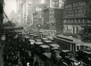 Az autókkal, buszokkal és emberekkel zsúfolt Times Square 1917 körül alkotó: William Davis Hassler
