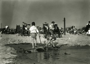 Két gyerek játszik fahulladékkal a sekély vízben, Coney Island, 1910-21 körüli évek alkotó: William Davis Hassler