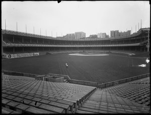 A Polo Grounds kilátása a lelátóról a pályára és a tribünre, New York, 1914. július 3.
