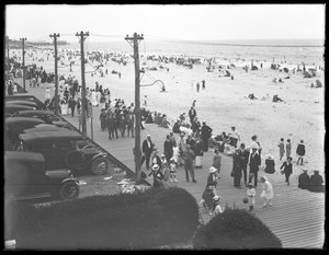 Kilátás a sétányra és a strandra a Curley