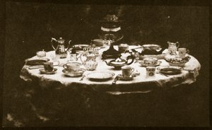 Elegánsan terített asztal, 1841 körül (sópapír nyomat kalotípus negatívról) alkotó: William Henry Fox Talbot