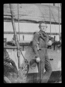 Egy azonosítatlan tengerésztiszt() áll a 80 ágyús háromfedelű HMS "Superb" (1842) bal oldalán a rögzítőcsap korlátjánál. Digitális fájl megfordítása a fekete-fehér pozitív létrehozásához.