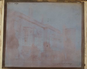 A Lacock Abbey déli frontja a Sharington toronnyal alkotó: William Henry Fox Talbot
