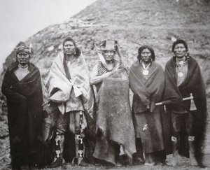 Pawnee emberek egy törzsi földi páholy előtt, 1869 körül (f/w fotó)