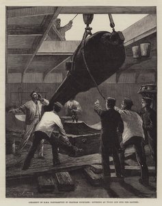 A HMS Northampton fegyverzete a Chatham Dockyardban, egy 18 tonnás fegyvert az akkumulátorba engedve
