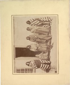 Öt indián nőből álló csoport fiatal lánnyal és babával, 1871 (szépia fotó) alkotó: William Hicks Jackson