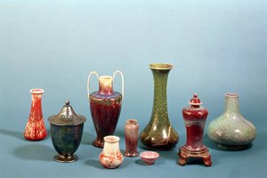 A Ruskin Potteryben készült cserépvázák és tálak csoportja, 1898-1935 (cserép)
