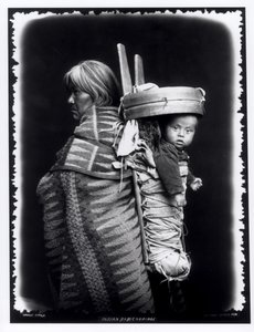 Navahó nő, aki papoose-t cipel a hátán, 1914 körül (bw fotó)