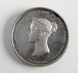 R.A. George Framptonnak ítélték oda 1884.12.10-én a legjobb figuramodellért (fém)