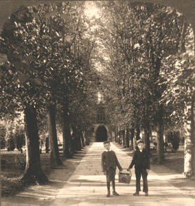 Approach to Trinity Church, Stratford on Avon, Anglia, 1905. alkotó: Works and Sun Sculpture Studios