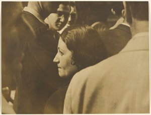 [Nő a tömegben]. alkotó: Yasuo Kuniyoshi