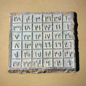 Varázsasztal, amely a Jüan-dinasztia figuráit ábrázolja
