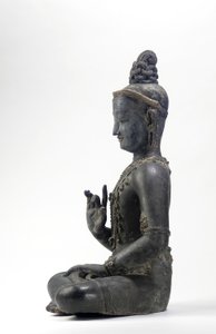 Nepáli-kínai stílusú bodhisattva (lakk, szövet, nyomokban kék, arany és zöld festék és aranylevél)