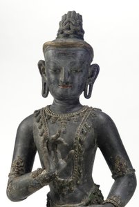 Nepáli-kínai stílusú bodhisattva (lakk, szövet, nyomokban kék, arany és zöld festék és aranylevél) alkotó: Yuan Dynasty Chinese School