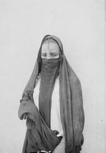 Egy fátyolos nő, Kairó, 1910 körül (f/w fotó) alkotó: . .
