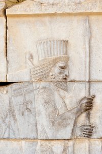 Achaemenid ősi domborműve; perzsa lándzsával; a Halhatatlan Gárda katonája az Apadana-palotán; régészeti lelőhely; ősi perzsa város Persepolis; UNESCO Világörökség része; Fars tartomány; Irán; Ázsia