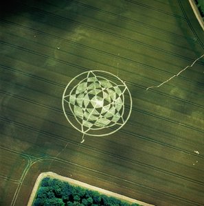 Gabonakör a búzamezőn, Avebury Henge, Wiltshire, 2002. június 22. (légi fénykép) alkotó: Ferdinand Georg Waldmuller