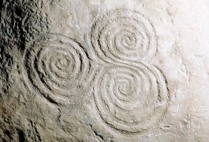 Részlet görbe vonalú sziklametszetekről a Newgrange-i kőkorszaki átjáró sírjában (az Unesco világörökségi listája)