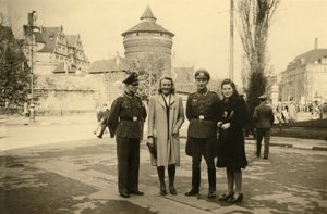 világháború (1939-1945): két német katona társával vagy feleségével pózol a franciaországi Tours városában