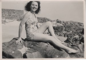 Nyaraló „ráncolt” fürdőruhát viselő, 1940-es évek vége (f/w fotó) alkotó: Hippolyte Lalaise Devéria