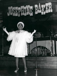 Josephine Baker fellép Zürichben, Svájcban, 1967. március 3-án (fotó) alkotó: . .