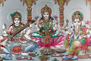 Lakshmi, Visnu felesége, a jólét, a szerencse és a szépség istennője. Ganesh.