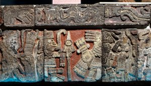 Alacsony dombormű egy padon a Templo Mayorben, késő posztklasszikus időszak, 1500 körül (kő festett stukkóval) alkotó: Hippolyte Lalaise Devéria