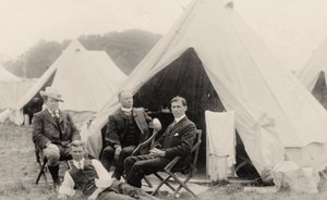 Férfiak pihennek a sátrukon kívül 1908 körül (fotó) alkotó: . .