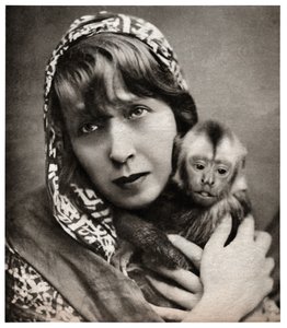 Mistinguett egy kis majommal alkotó: . .