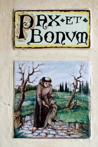 Pax et Bonum: A latin mottó és köszöntés elterjedt a ferencesek és a katolikusok körében. Monterosso al Mare. Olaszország.