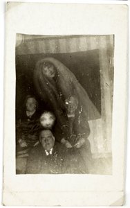 Paranormális jelenség: három idős ember portréja, mögöttük egy nő szelleme, 1920 körül William Hope (1863-1933) fényképe alkotó: Frederick (attr. to) Barnard