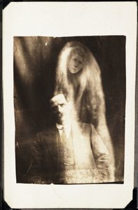 Paranormális jelenség: egy férfi portréja és a mögötte megjelenő felesége szelleme, 1920 körül William Hope (1863-1933) fényképe alkotó: Frederick (attr. to) Barnard