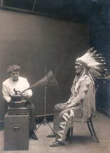 Piegan indián, hegyi főnök, Frances Densmore etnológussal hallgat egy felvételt alkotó: . .