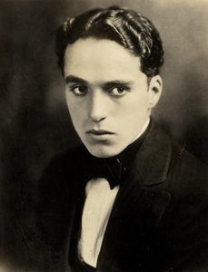 Charlie Chaplin portréja, c. 1918 (szépia fotó)