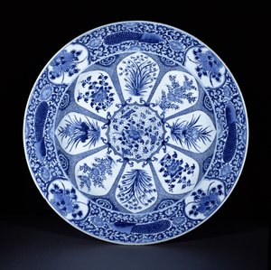 Kék-fehér tányér, Kangxi-korszak, 1700 körül (porcelán)
