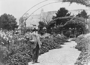 Claude Monet (1840-1926) a giverny-i kertjében, 1925