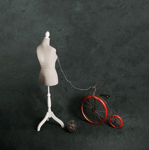 Mannequin Red Bicycle alkotó: chenyi wang