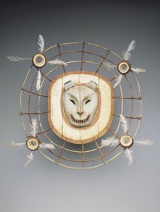 Medveszellemet ábrázoló maszk, 19. század vége (fa, festék, rost, bélzsinór) alkotó: culture Yupik
