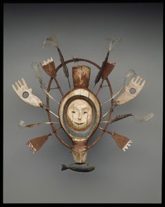 Maszk fókával vagy tengeri vidra szellemmel, 19. század vége (fa, festék, bélzsinór és toll) alkotó: culture Yupik