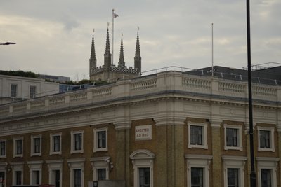 A Temze-folyón átívelő London Bridge London szívében alkotó: Albert Mansour
