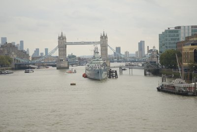A Temze-folyón átívelő London Bridge London szívében alkotó: Albert Mansour