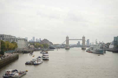 A Temze-folyón átívelő London Bridge London szívében alkotó: Albert Mansour