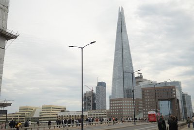 A Temze-folyón átívelő London Bridge London szívében alkotó: Albert Mansour