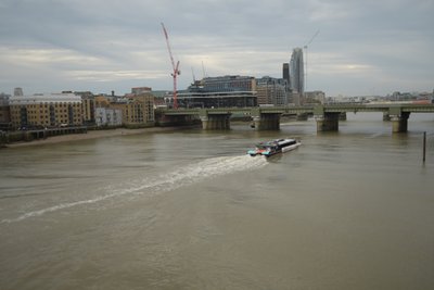 A Temze-folyón átívelő London Bridge London szívében alkotó: Albert Mansour