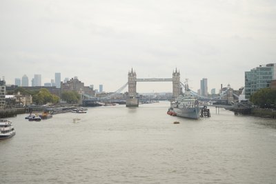 A Temze-folyón átívelő London Bridge London szívében alkotó: Albert Mansour