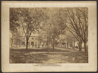 242. szám. Arsenal, Washington, D.C., északi front. Belső udvar. Tiszti csoport az előtérben. alkotó: A.J. Russell