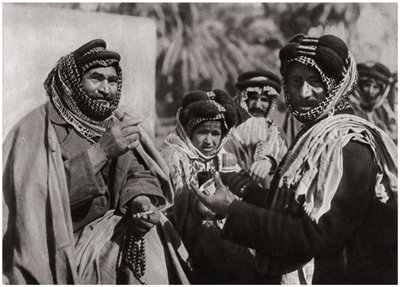 Egy sejk, aki a híres arab kávét élvezi, Irak, 1925 alkotó: A. Kerim