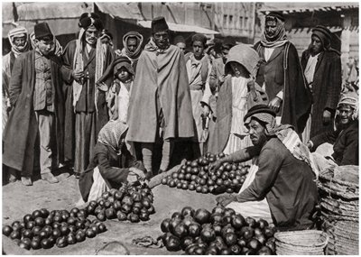 Gyümölcspiac Bagdadban, Irakban, 1925 alkotó: A. Kerim