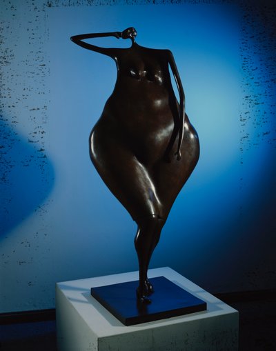 Pózban várva (bronz barna patinával) alkotó: Abigail Varela