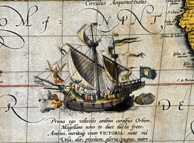 Magellán „Viktória” csónakja, amely átutazott a Csendes-óceánon, amelyet Abrahm Ortelius holland atlasza (1580) képvisel. alkotó: Abraham Ortelius